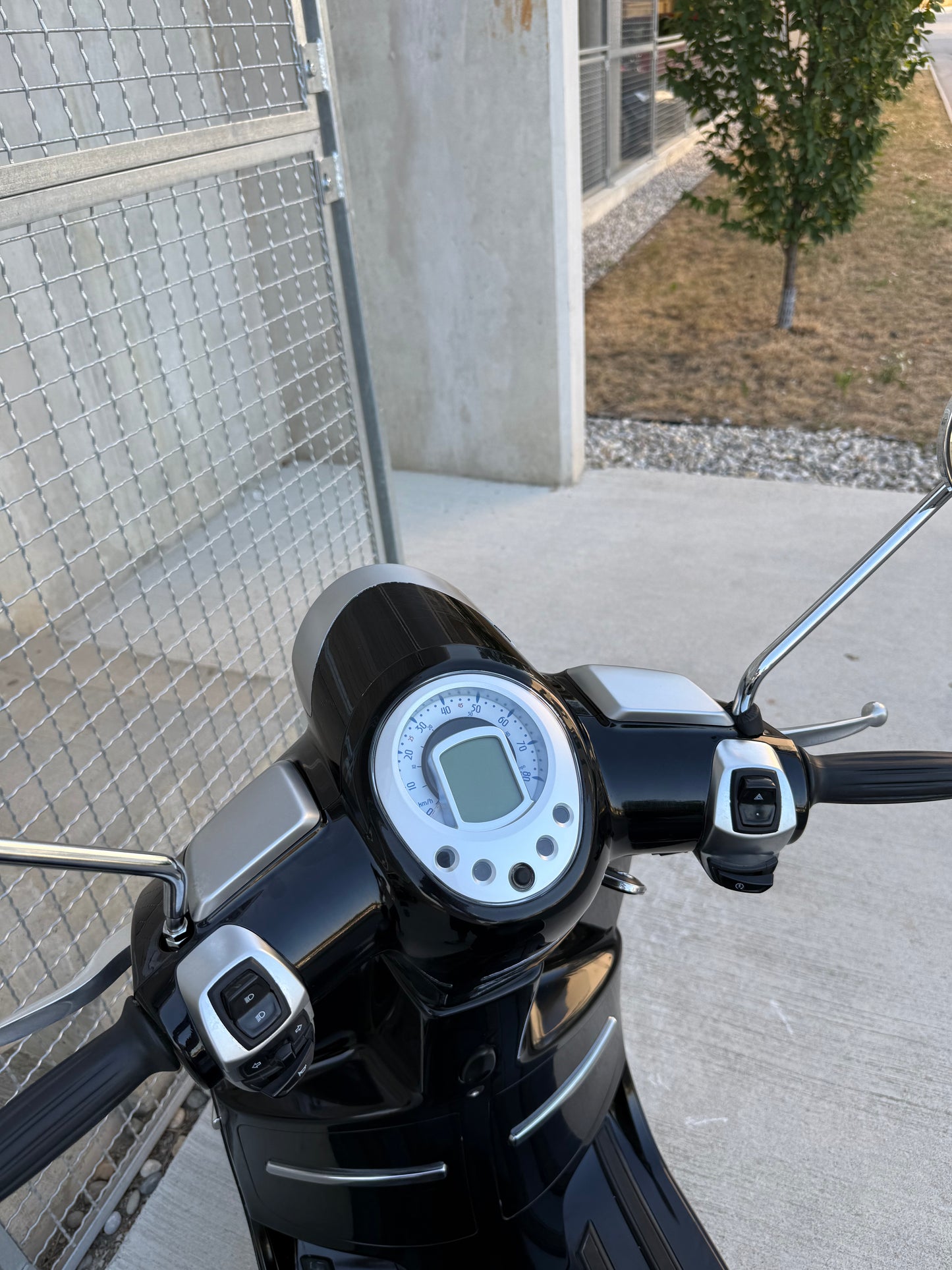 Peugeot DJANGO 2T MOZNOST 25KMH - ZELO LEP