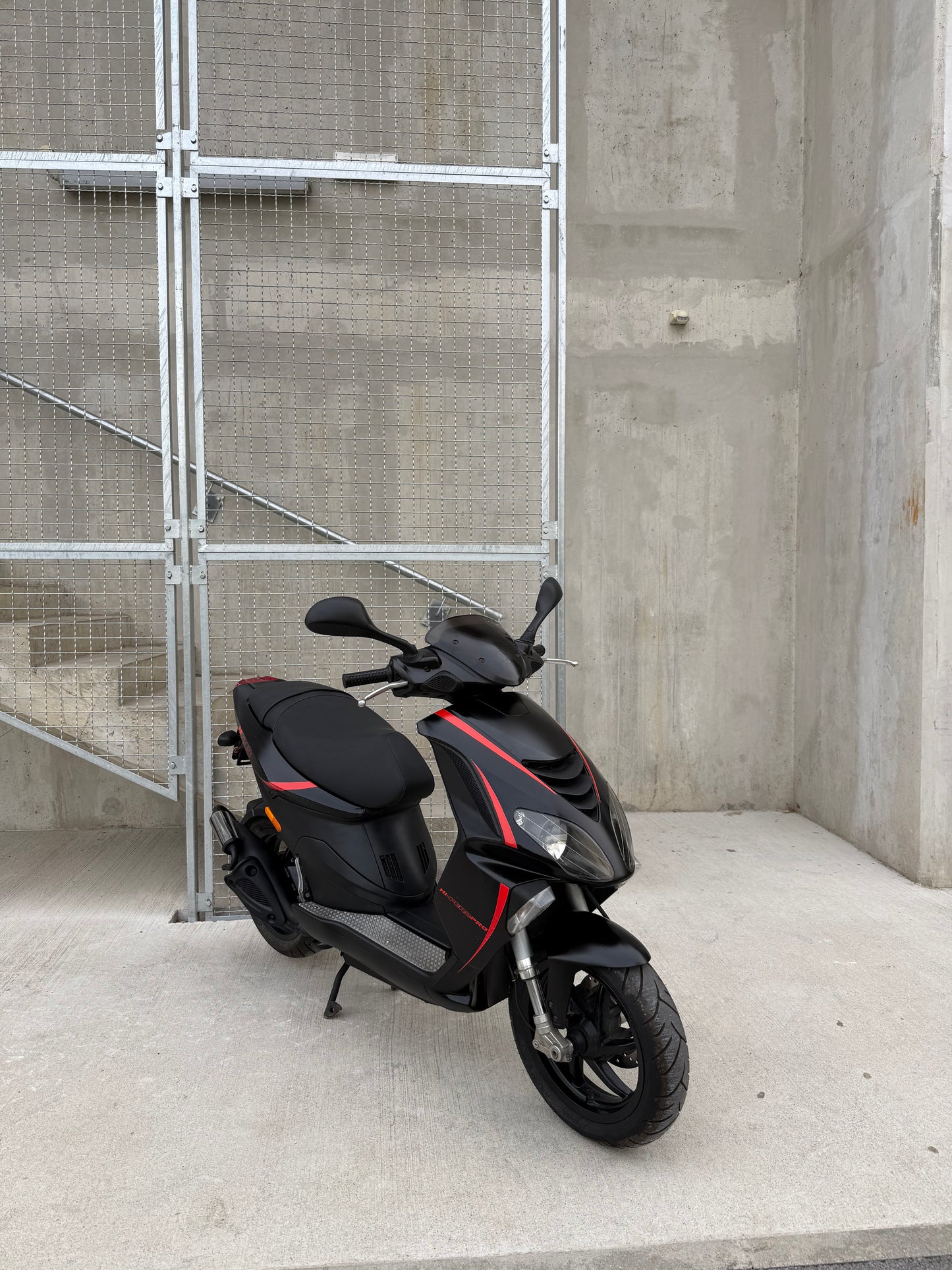 Piaggio NRG POWER 25KMH VODNO HLAJEN - DISKI- ZELO LEP