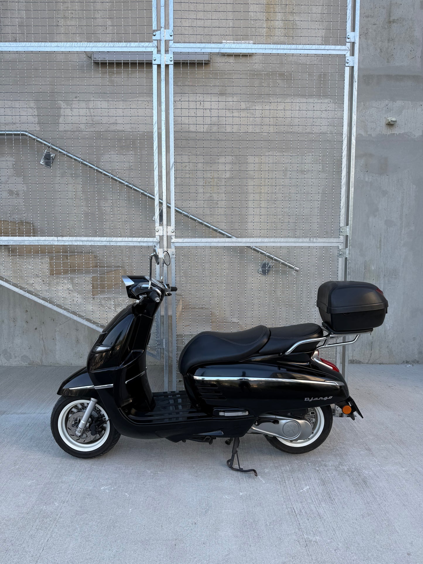 Peugeot DJANGO 2T MOZNOST 25KMH - ZELO LEP