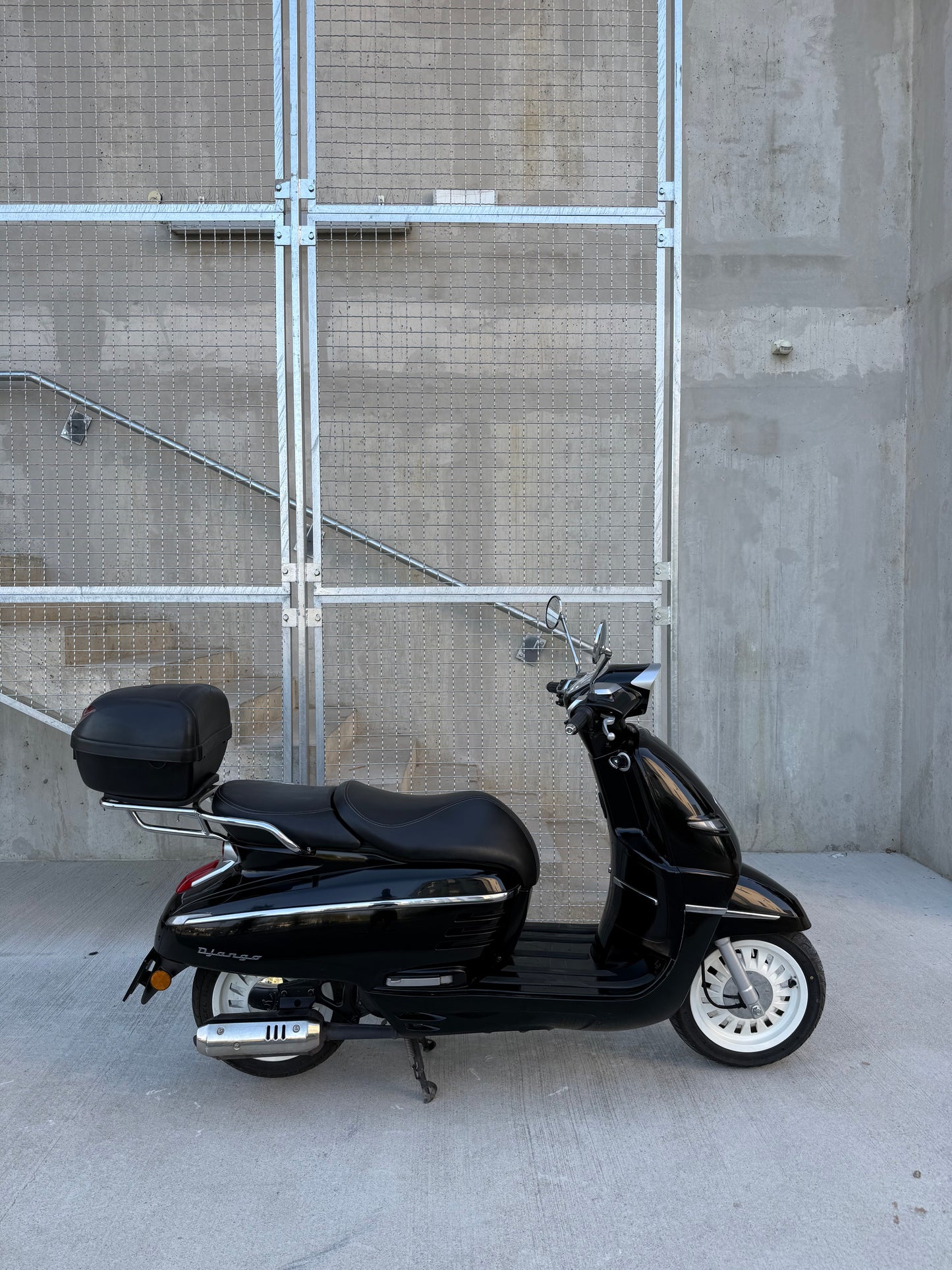 Peugeot DJANGO 2T MOZNOST 25KMH - ZELO LEP