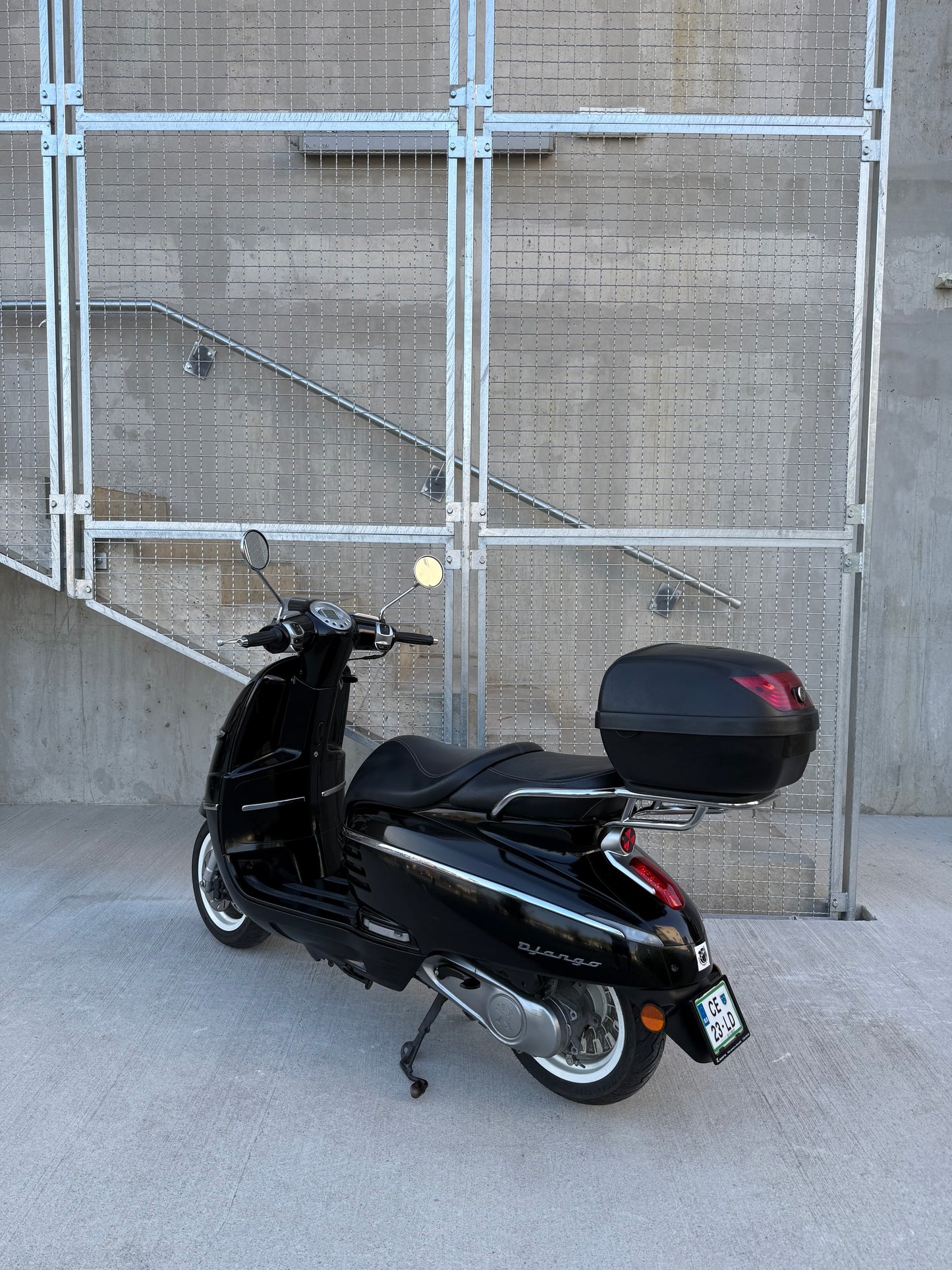 Peugeot DJANGO 2T MOZNOST 25KMH - ZELO LEP