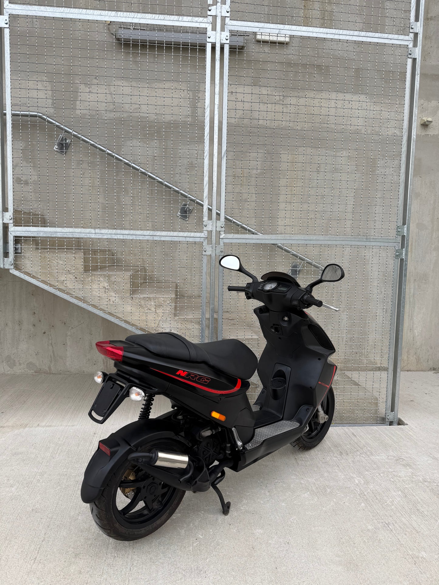 Piaggio NRG POWER 25KMH VODNO HLAJEN - DISKI- ZELO LEP