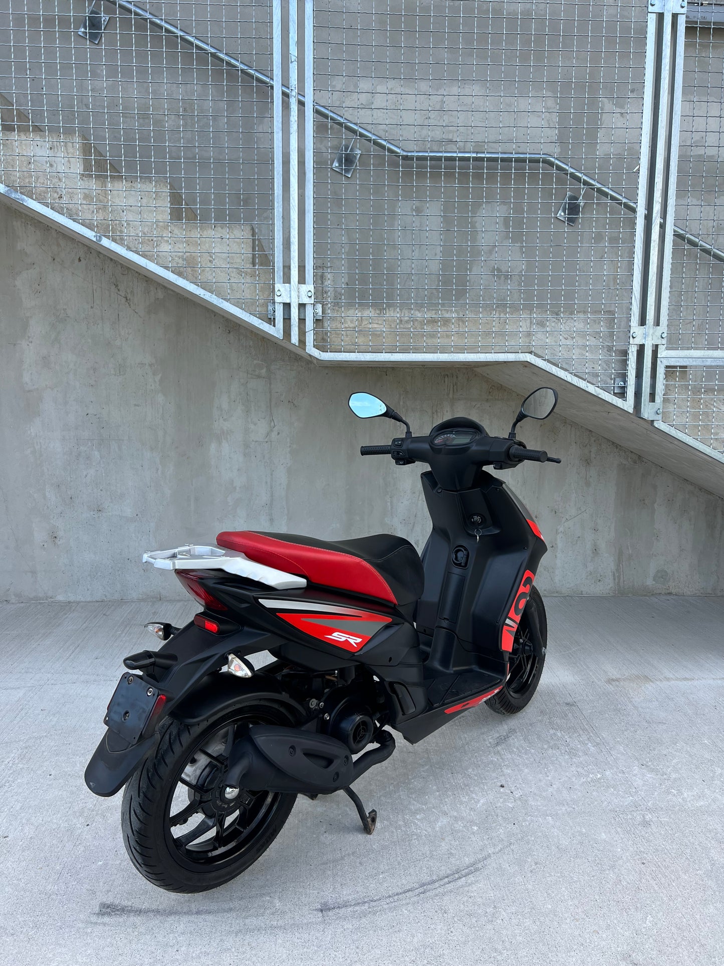 Aprilia SR50R 25KMH ZELO LEP