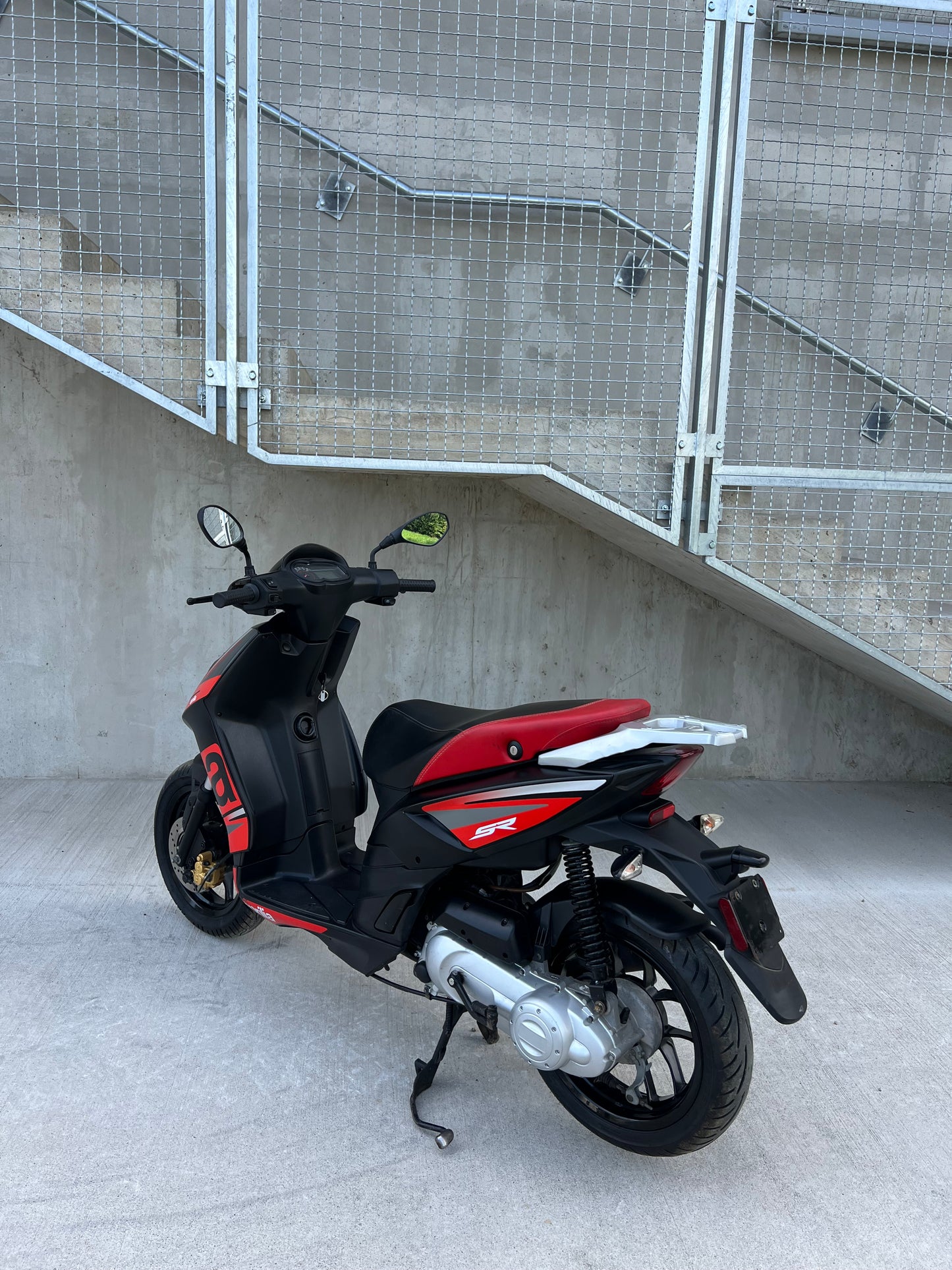 Aprilia SR50R 25KMH ZELO LEP