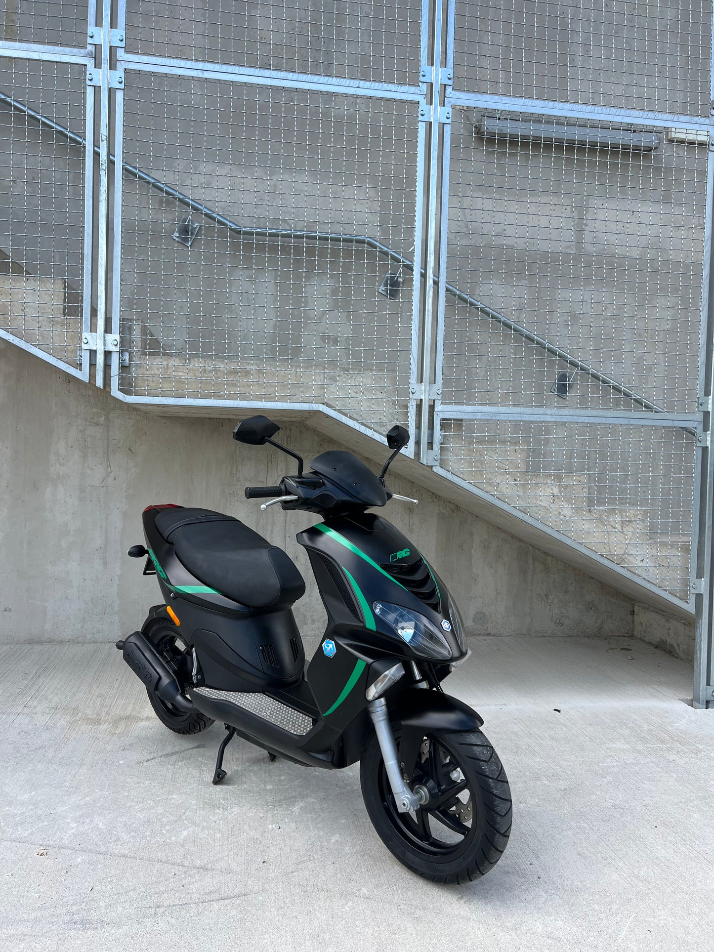 Piaggio NRG POWER 25KMH ZELO LEP - VODNO HLAJEN - DISKI
