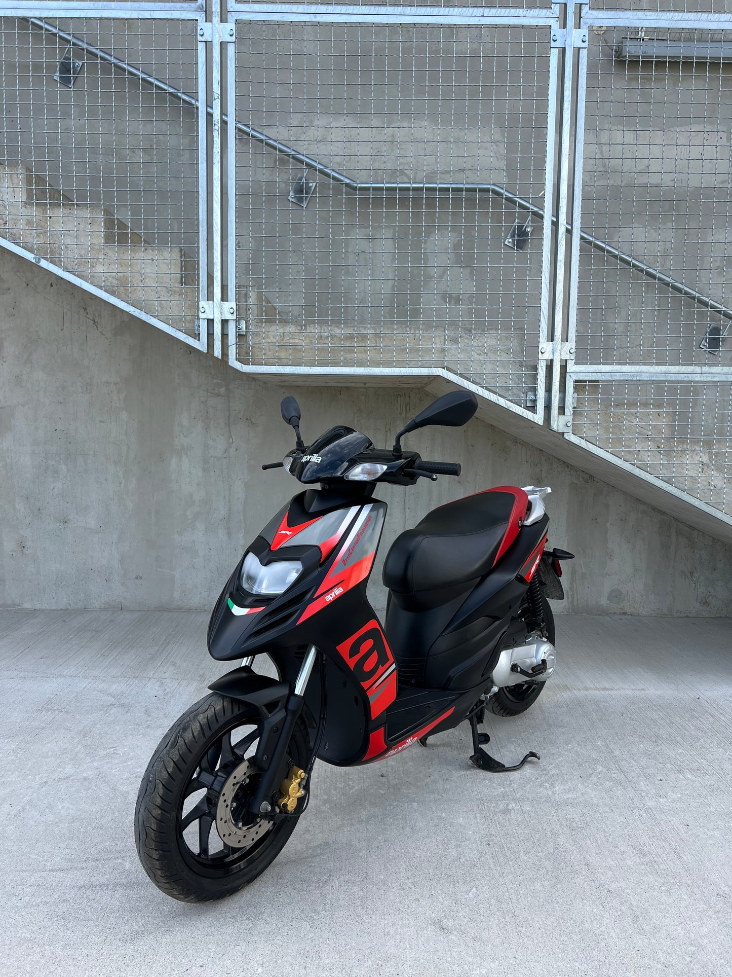 Aprilia SR50R 25KMH ZELO LEP